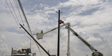 허리케인 베릴, 일주일이 지났지만 수십만 가구 여전히 ‘정전’